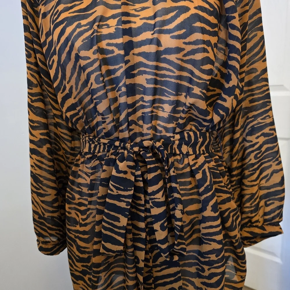 AOSO | US 14 | Tiger Print Open Back Blouse With Tie Closure - Picture 2 of 15